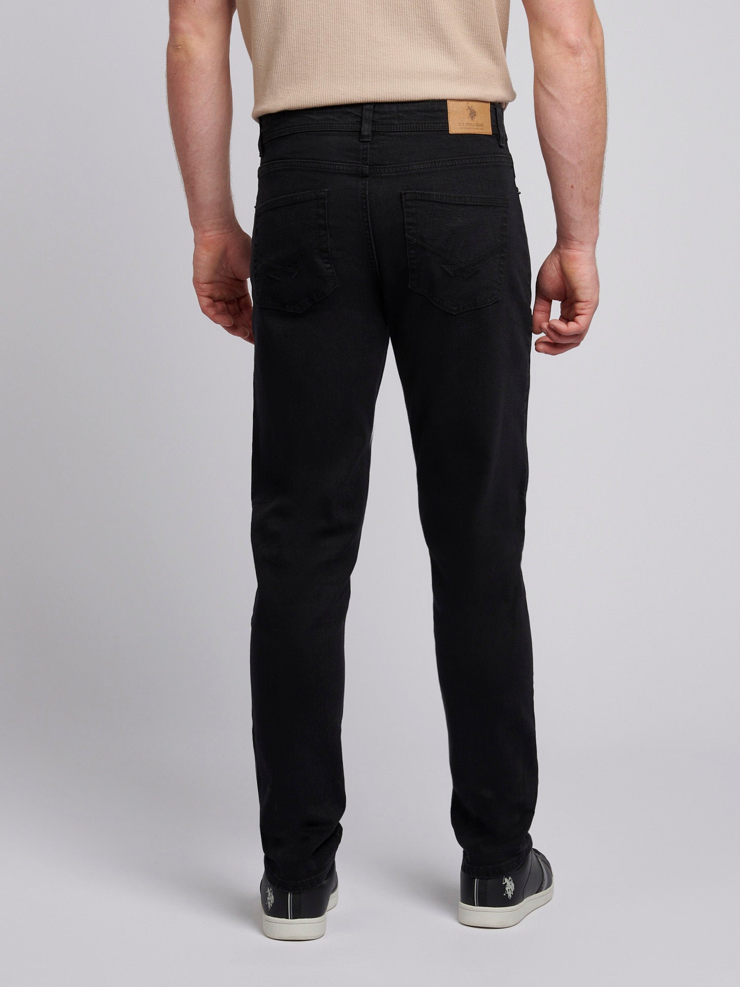 Mens Classic Fit Jean in Black Wash