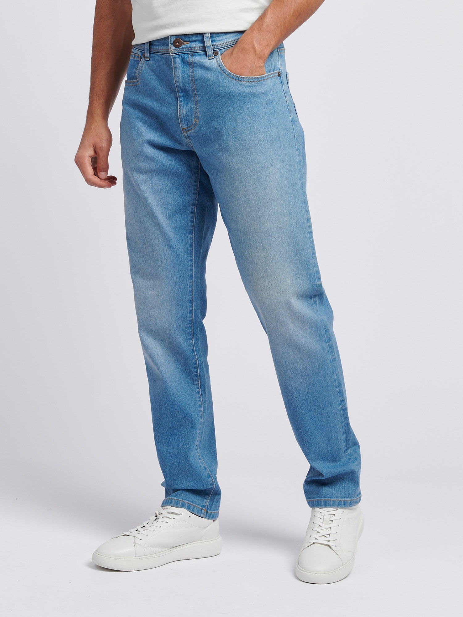 Mens Classic Fit Jean in Mid Wash