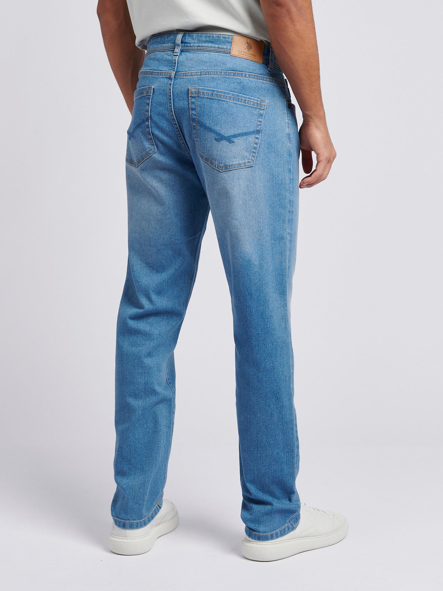 Mens Classic Fit Jean in Mid Wash