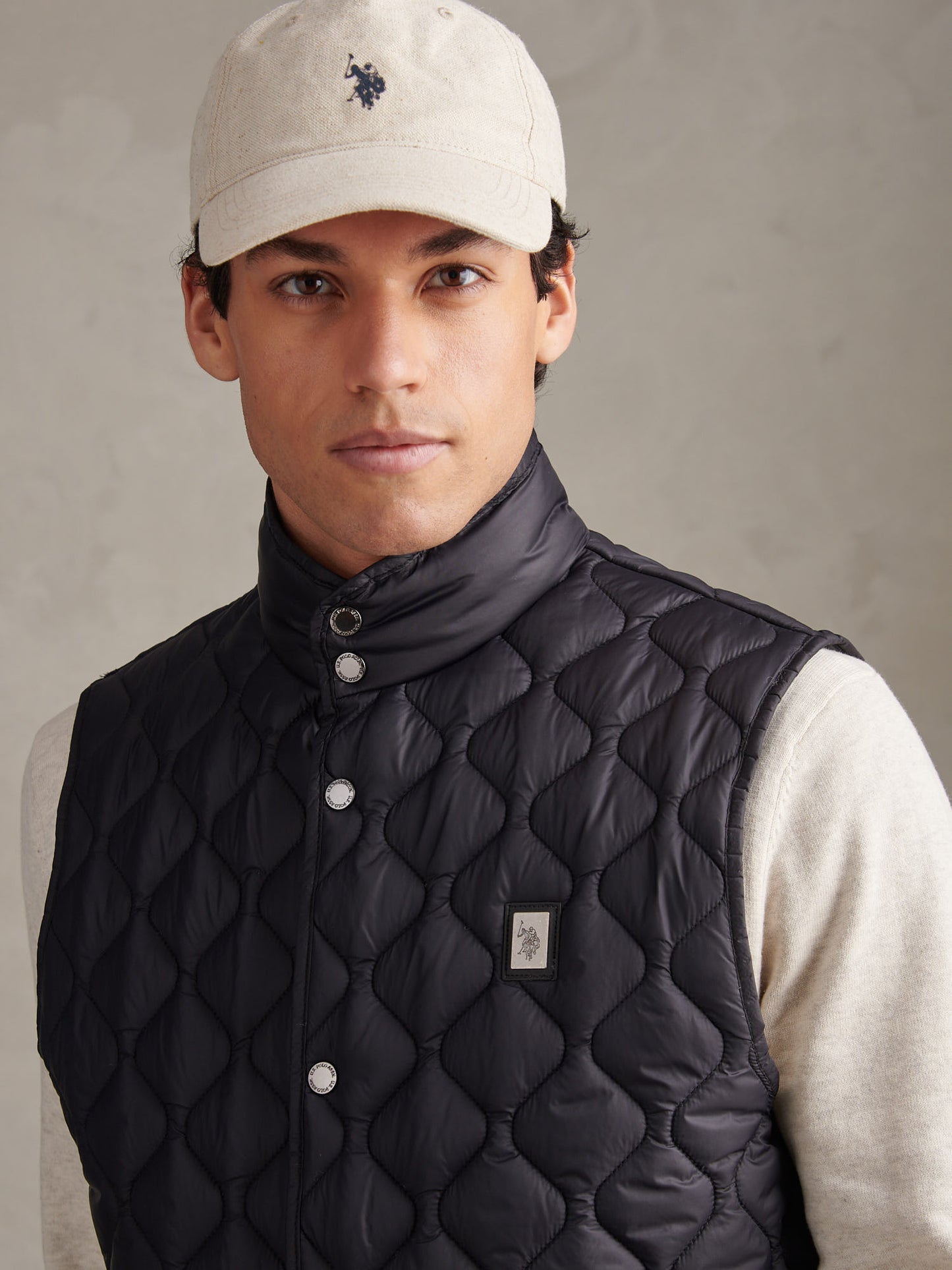 Mens Onion Quilt Lightweight Gilet in Black