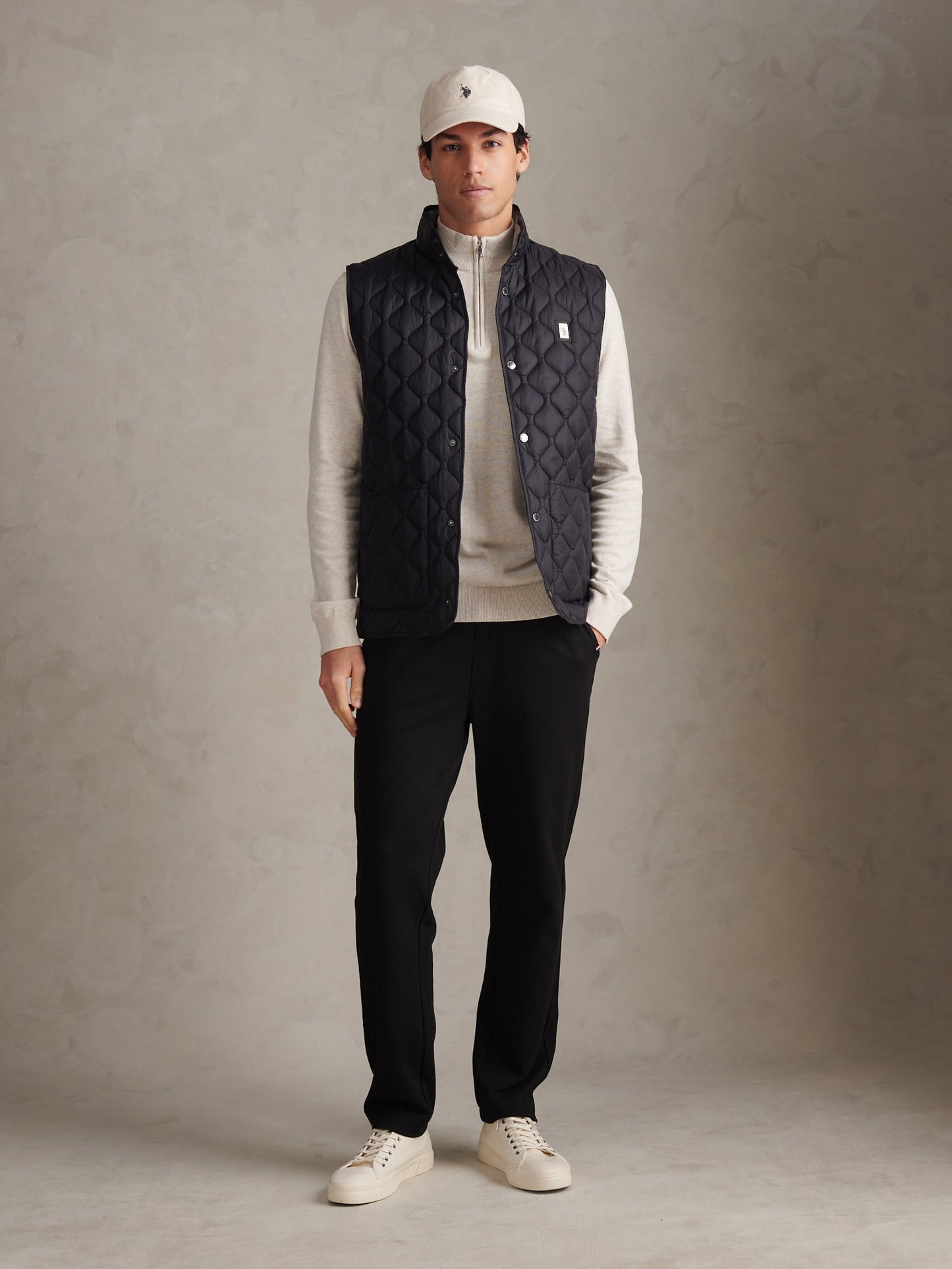 Mens Onion Quilt Lightweight Gilet in Black