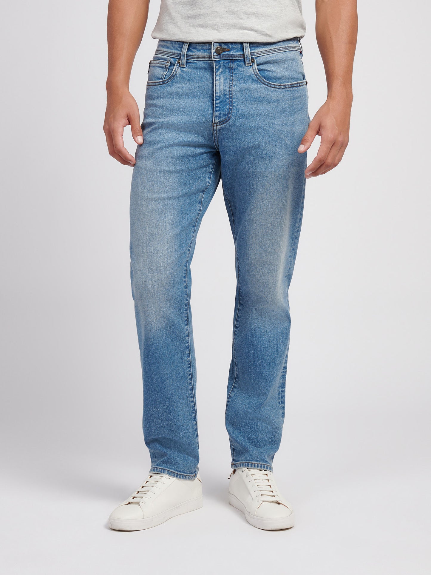 Mens Straight Fit Jean in Blue Wash