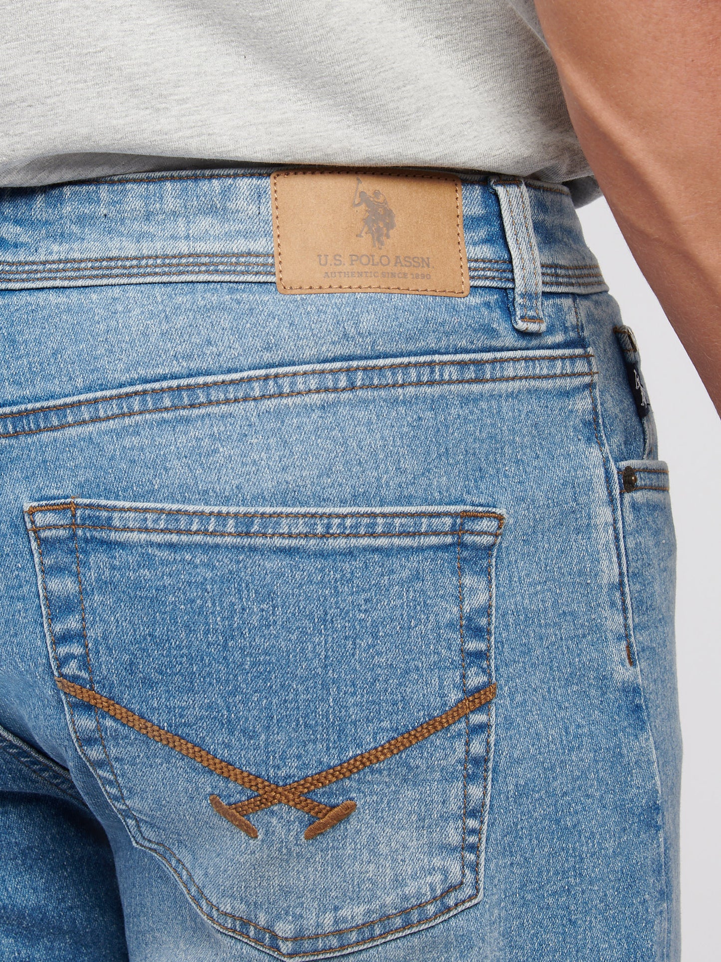 Mens Straight Fit Jean in Blue Wash