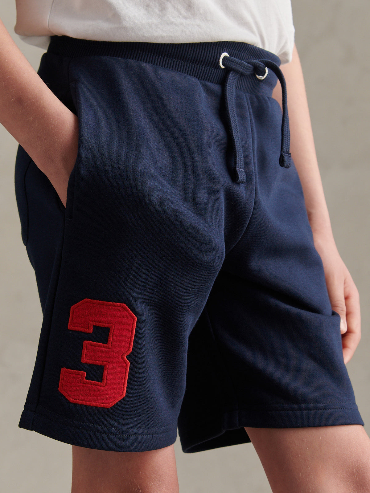 Player 3 Sweat Short Dark Sapphire Navy / Haute Red DHM