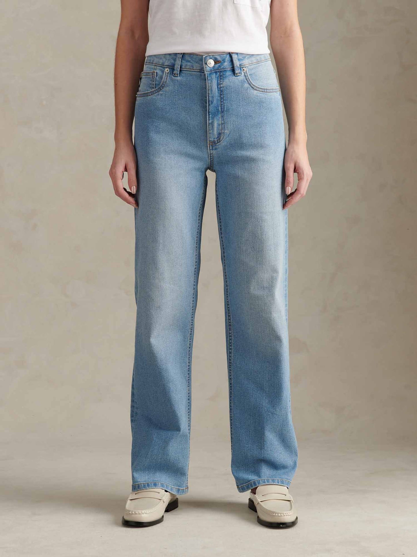 Womens Straight Fit Jean Light Blue Wash
