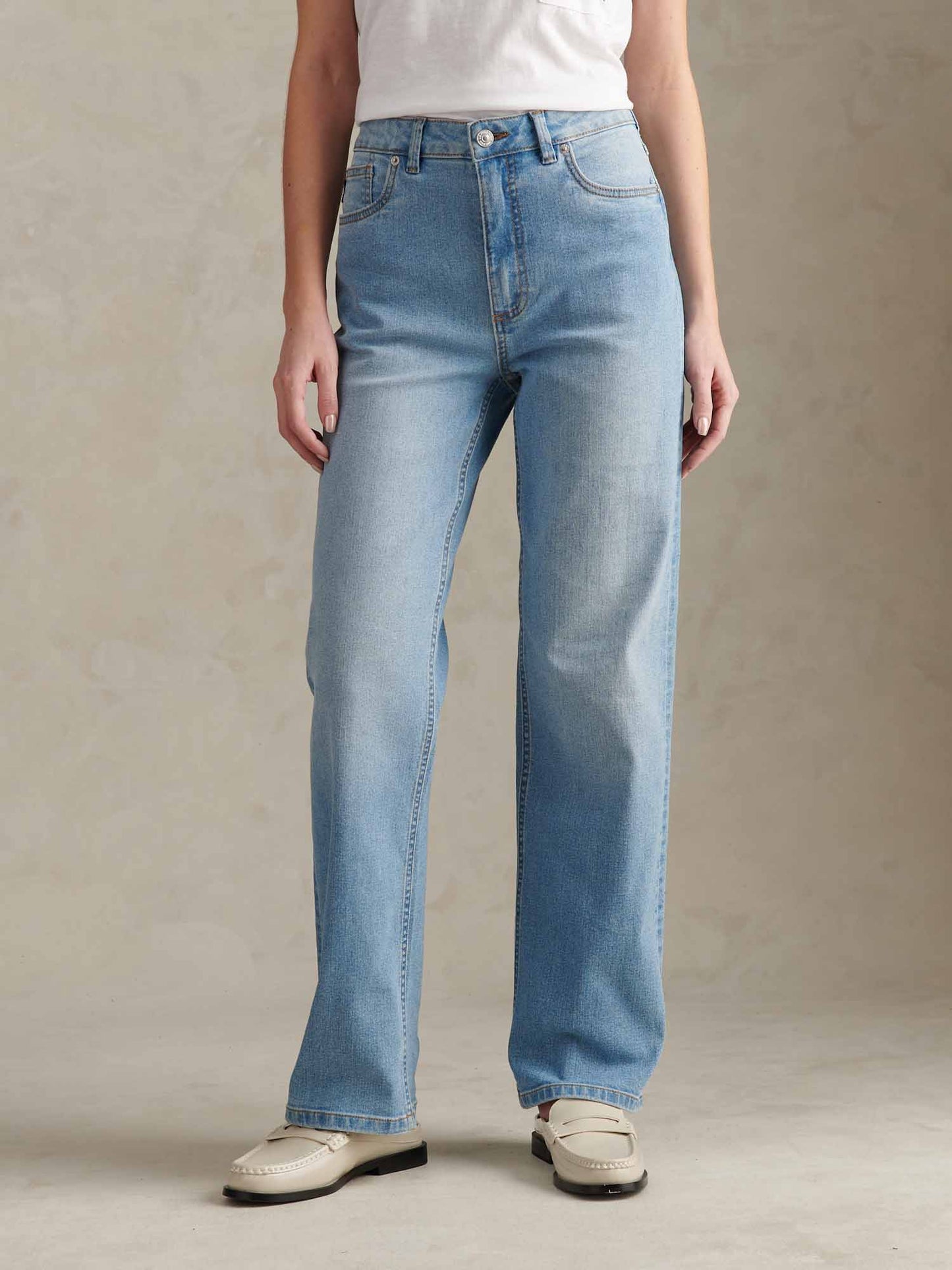 Womens Straight Fit Jean Light Blue Wash
