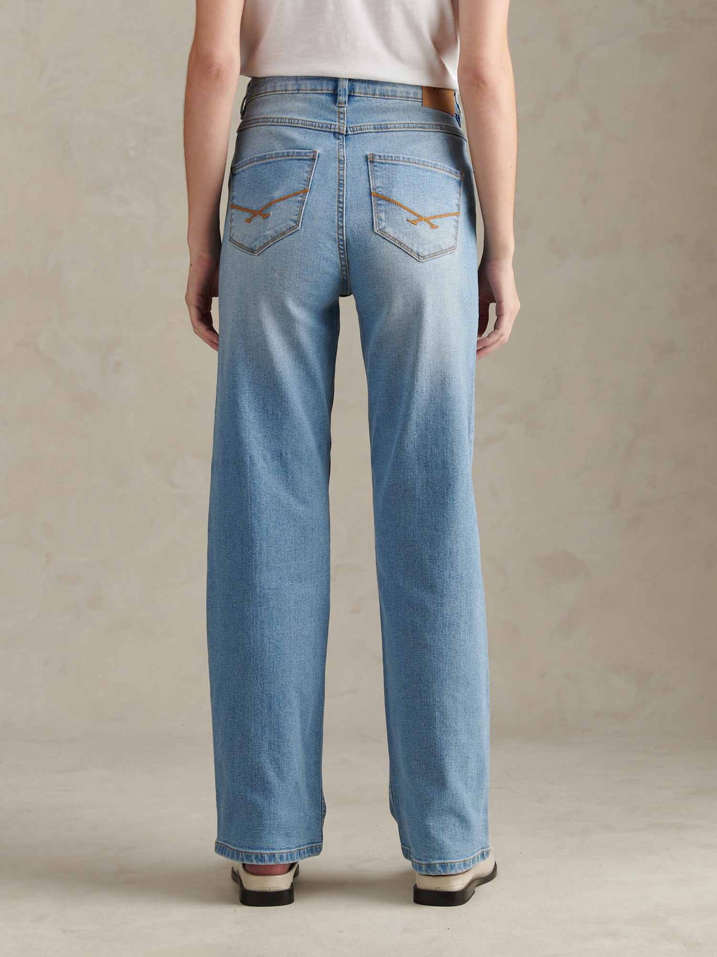 Womens Straight Fit Jean Light Blue Wash
