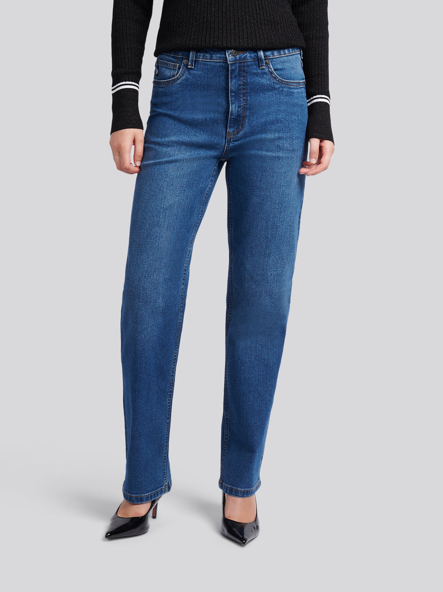 Womens Straight Fit Jean in Mid Wash