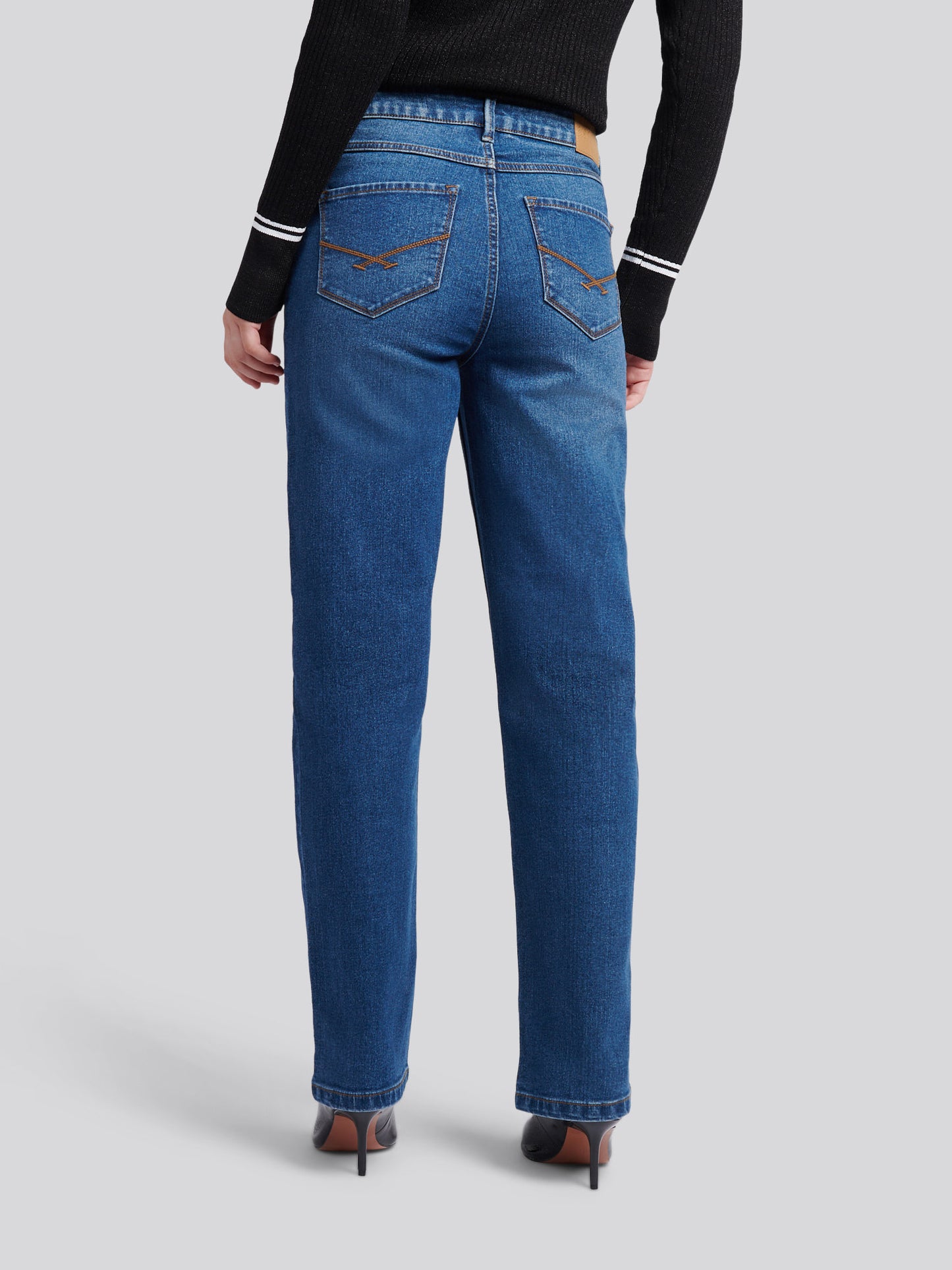 Womens Straight Fit Jean in Mid Wash