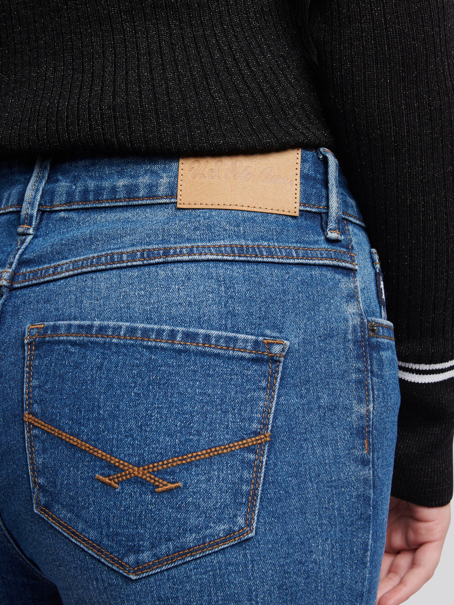 Womens Straight Fit Jean in Mid Wash