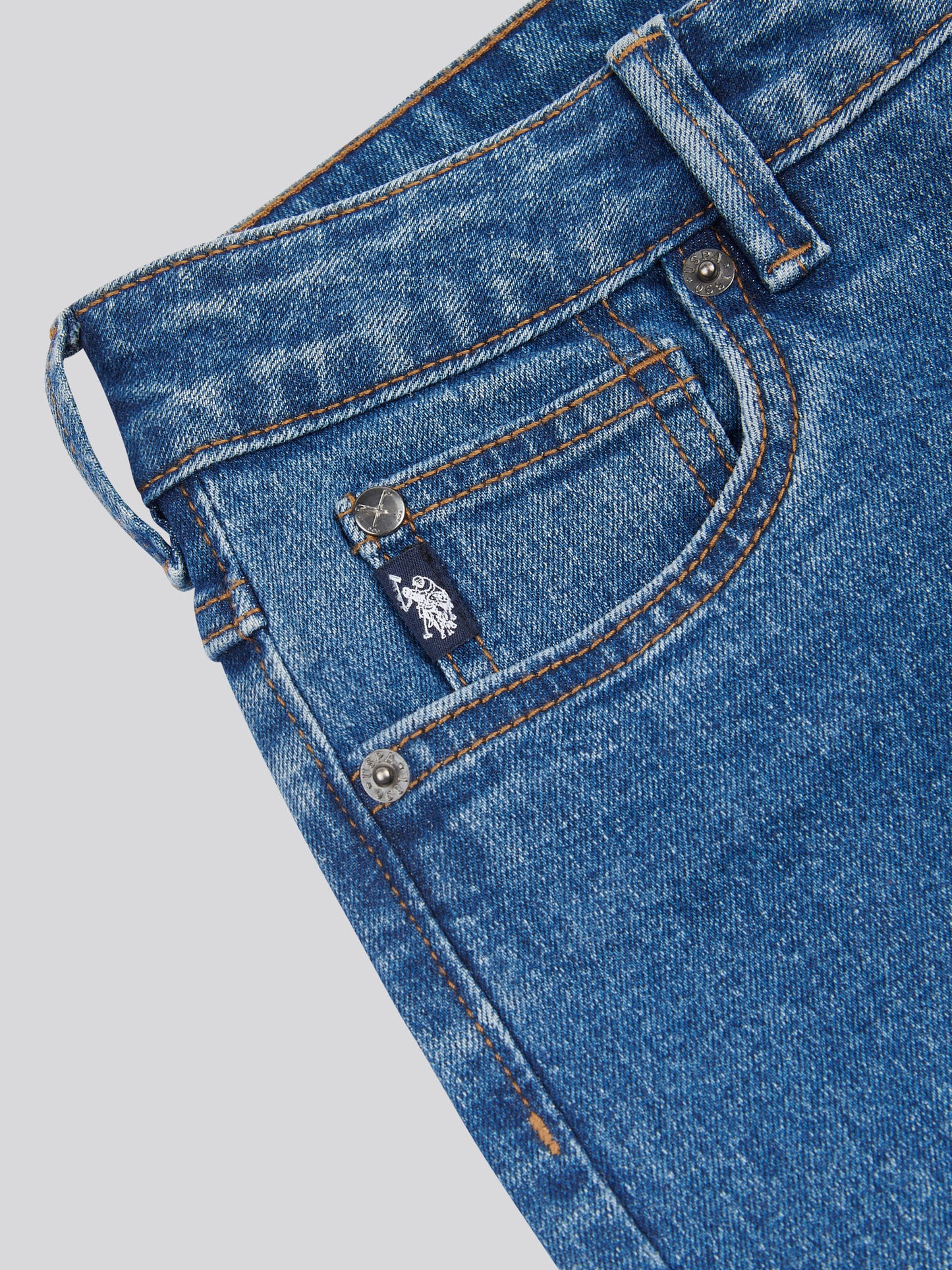 Womens Straight Fit Jean in Mid Wash