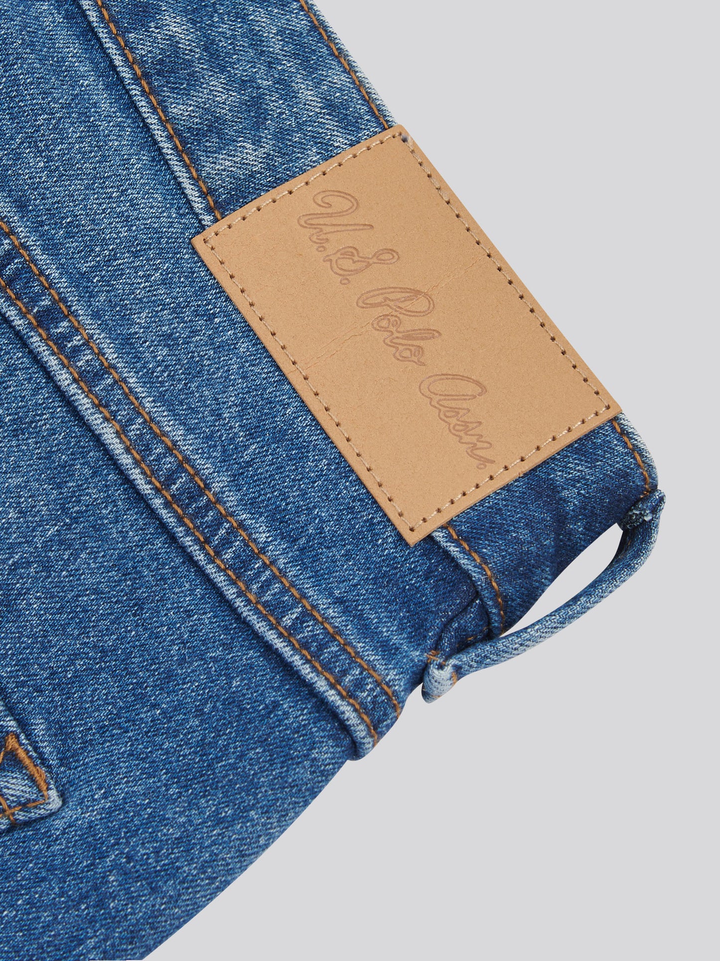 Womens Straight Fit Jean in Mid Wash