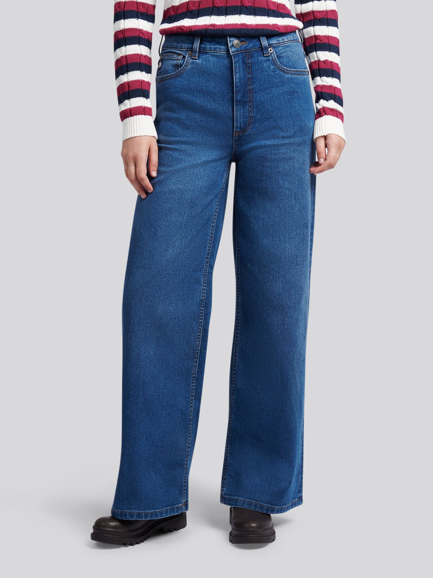 Womens Wide Fit Jean in Mid Wash