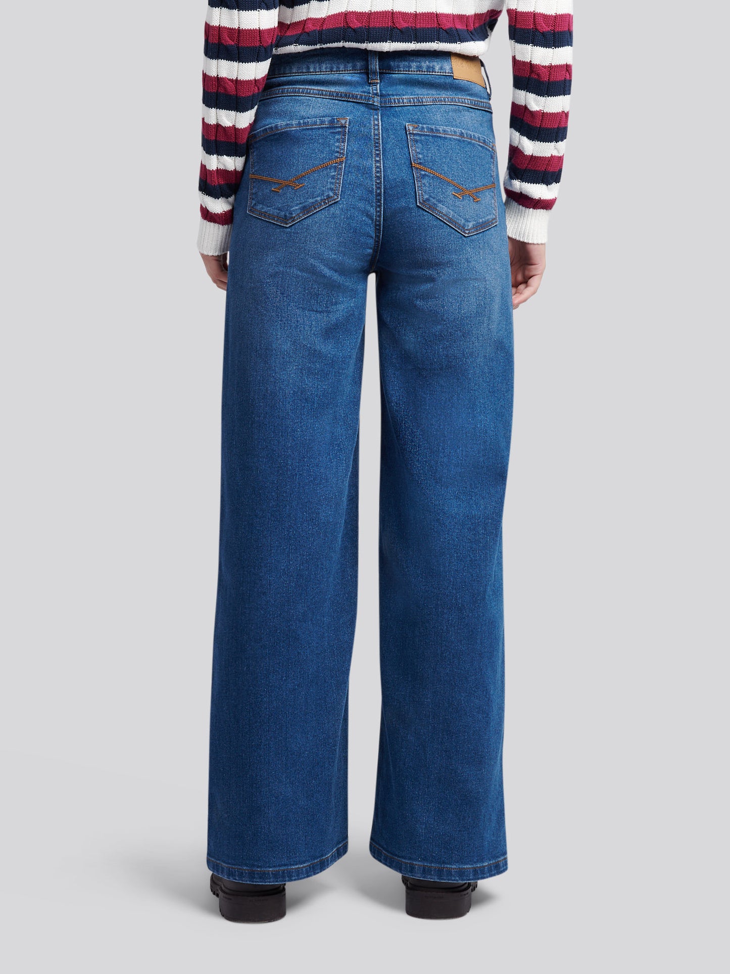 Womens Wide Fit Jean in Mid Wash